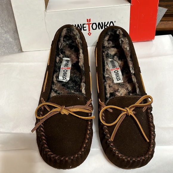 NIB Women’s Minnetonka Britt Trapper slippers Size 9 Chocolate - Picture 4 of 5